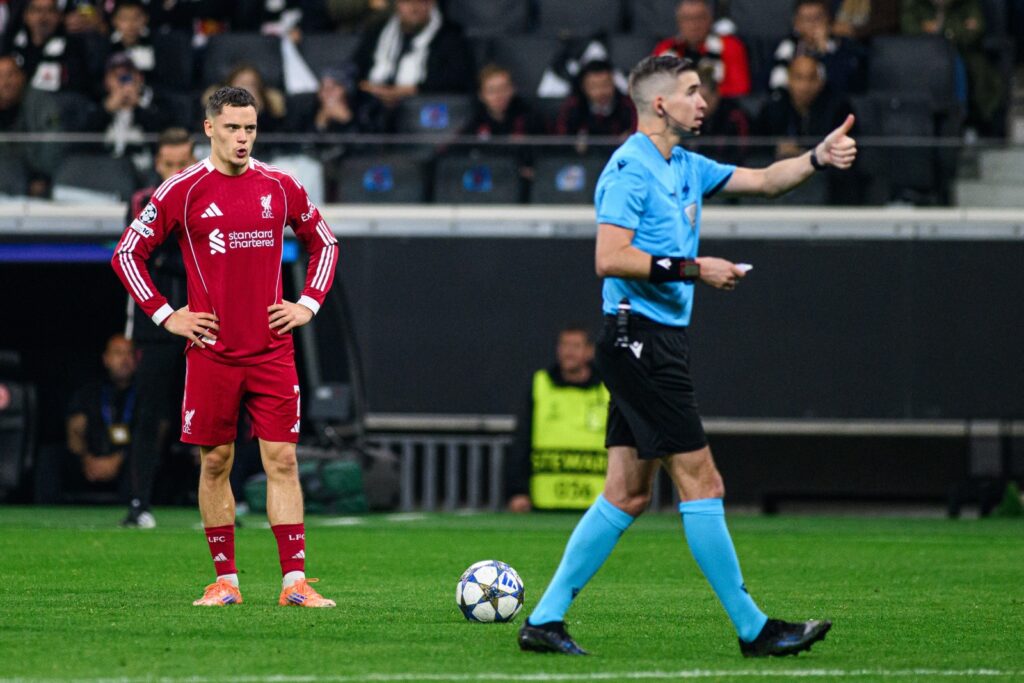 FRANKFURT, DEUTSCHLAND – 22. OKTOBER 2025: Florian Wirtz, Francois Letexier, Schiedsrichter – UEFA Champions League, Spiel SG Eintracht Frankfurt gegen Liverpool FC im Deutsche Bank Park.