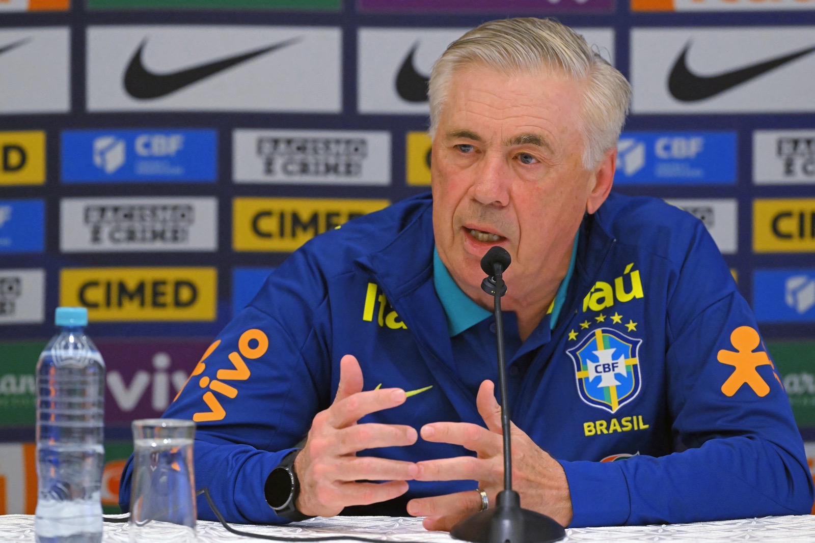 Der italienische Cheftrainer der brasilianischen Fußballnationalmannschaft, Carlo Ancelotti, spricht während einer Pressekonferenz in Guayaquil, Ecuador, am 4. Juni 2025, am Vorabend ihres Qualifikationsspiels zur FIFA-Weltmeisterschaft 2026 in Südamerika gegen Ecuador. (Foto: Rodrigo BUENDIA / AFP)