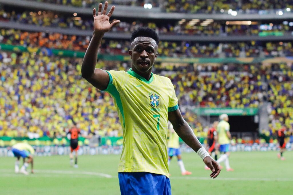Der brasilianische Stürmer Nr. 07 Vinicius Jr. winkt den Fans während des Fußballspiels der südamerikanischen Qualifikationsrunde zur FIFA-Weltmeisterschaft 2026 zwischen Brasilien und Kolumbien im Mane Garrincha-Stadion in Brasilia am 20. März 2025 zu. (Foto: Sergio Lima / AFP)