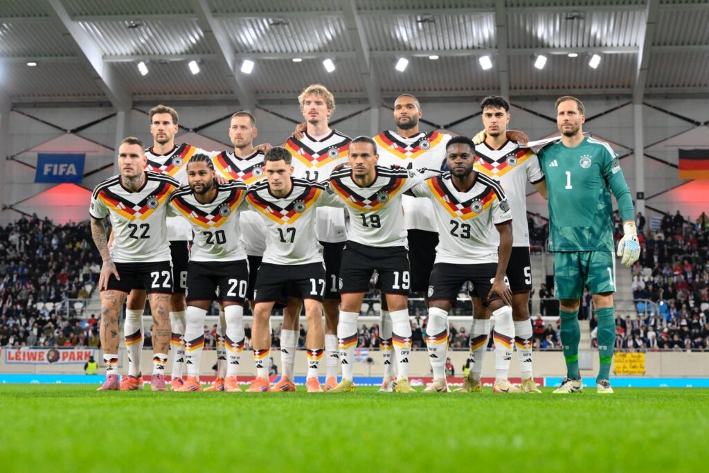 Die deutschen Spieler posieren vor dem Fußballspiel der Qualifikationsrunde zur Weltmeisterschaft 2026 in der Gruppe A der Europa-Zone zwischen Luxemburg und Deutschland im Luxemburger Stadion in Luxemburg am 14. November 2025 für ein Gruppenfoto. (Foto: JOHN THYS / AFP)