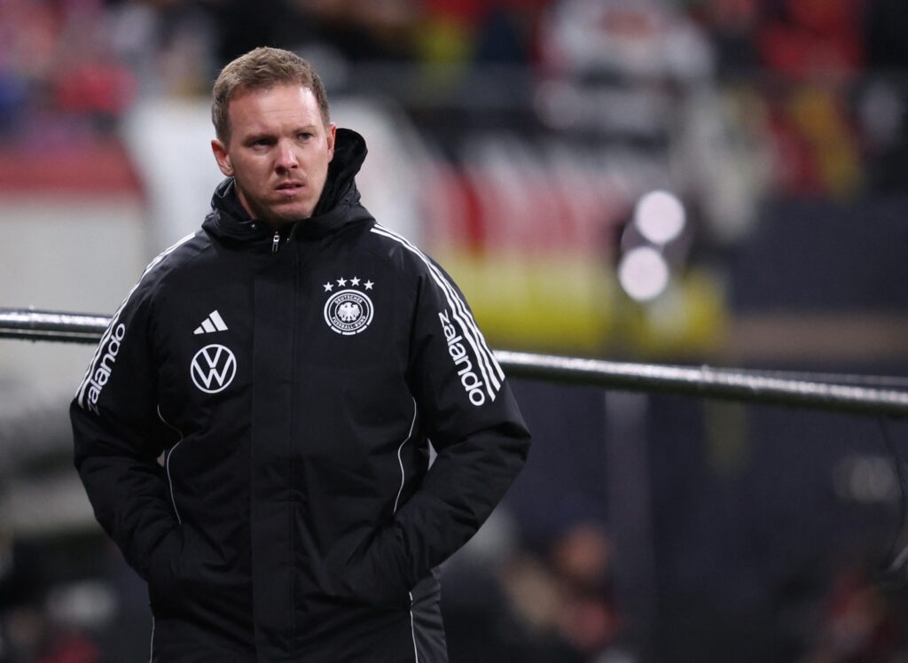 Deutschlands Bundestrainer Julian Nagelsmann blickt auf das Fußballspiel der Gruppe A der FIFA-WM-Qualifikation 2026 zwischen Deutschland und der Slowakei in der Red Bull Arena in Leipzig, Ostdeutschland, am 17. November 2025. (Foto: Ronny HARTMANN / AFP)