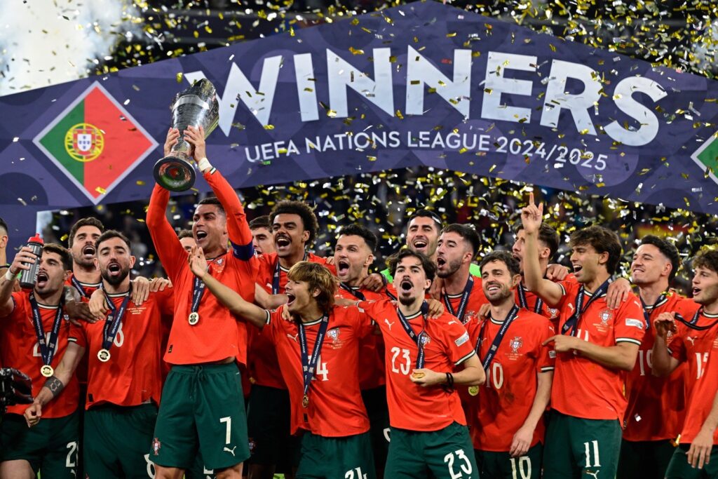 Die portugiesischen Spieler, darunter Portugals Stürmer #07 Cristiano Ronaldo, feiern mit dem Pokal nach dem Sieg im Finale der UEFA Nations League zwischen Portugal und Spanien am 8. Juni 2025 in München, Süddeutschland. (Foto: John MACDOUGALL / AFP)