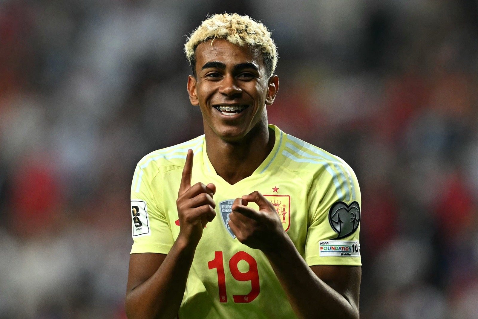 Der spanische Stürmer Nr. 19, Lamine Yamal, jubelt, nachdem Spanien sein viertes Tor im Qualifikationsspiel zur FIFA-Weltmeisterschaft 2026 der Gruppe E zwischen der Türkei und Spanien im Konya Buyuksehir Belediye Stadion in Konya am 7. September 2025 erzielt hat. (Foto: Ozan KOSE / AFP)