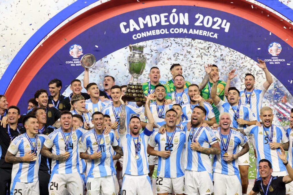 Der argentinische Stürmer Lionel Messi (Nr. 10) hebt den Pokal in die Höhe, als er den Sieg im Finale der Copa América 2024 der Conmebol zwischen Argentinien und Kolumbien im Hard Rock Stadium in Miami, Florida, am 14. Juli 2024 feiert. (Foto: CHARLY TRIBALLEAU / AFP)