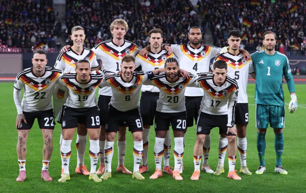 Die deutschen Spieler posieren für ein Mannschaftsfoto vor dem Fußballspiel der FIFA-Weltmeisterschaft 2026, Qualifikationsgruppe A, zwischen Deutschland und der Slowakei in der Red Bull Arena in Leipzig, Ostdeutschland, am 17. November 2025. (Foto: Ronny HARTMANN / AFP)
