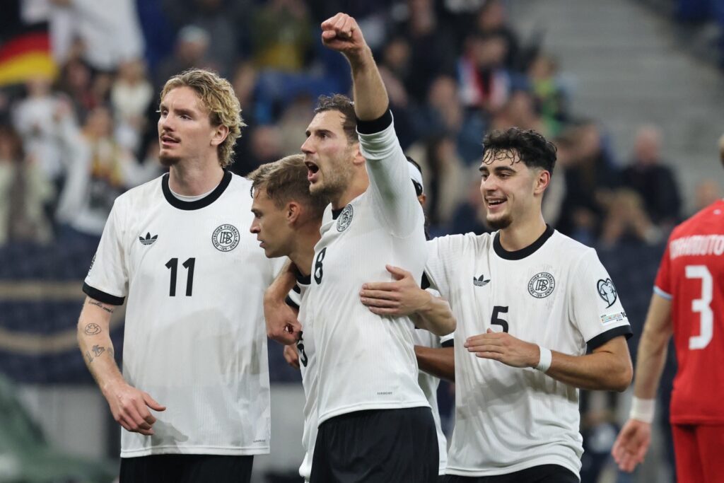 Der deutsche Mittelfeldspieler #06 Joshua Kimmich feiert mit seinen Teamkollegen, nachdem er im Elfmeterschießen das zweite Tor seiner Mannschaft im Fußballspiel der Qualifikationsrunde zur Weltmeisterschaft 2026 in der Gruppe A der Europa-Zone zwischen Deutschland und Luxemburg am 10. Oktober 2025 in Sinsheim, Westdeutschland, erzielt hat (Foto: Daniel ROLAND / AFP).