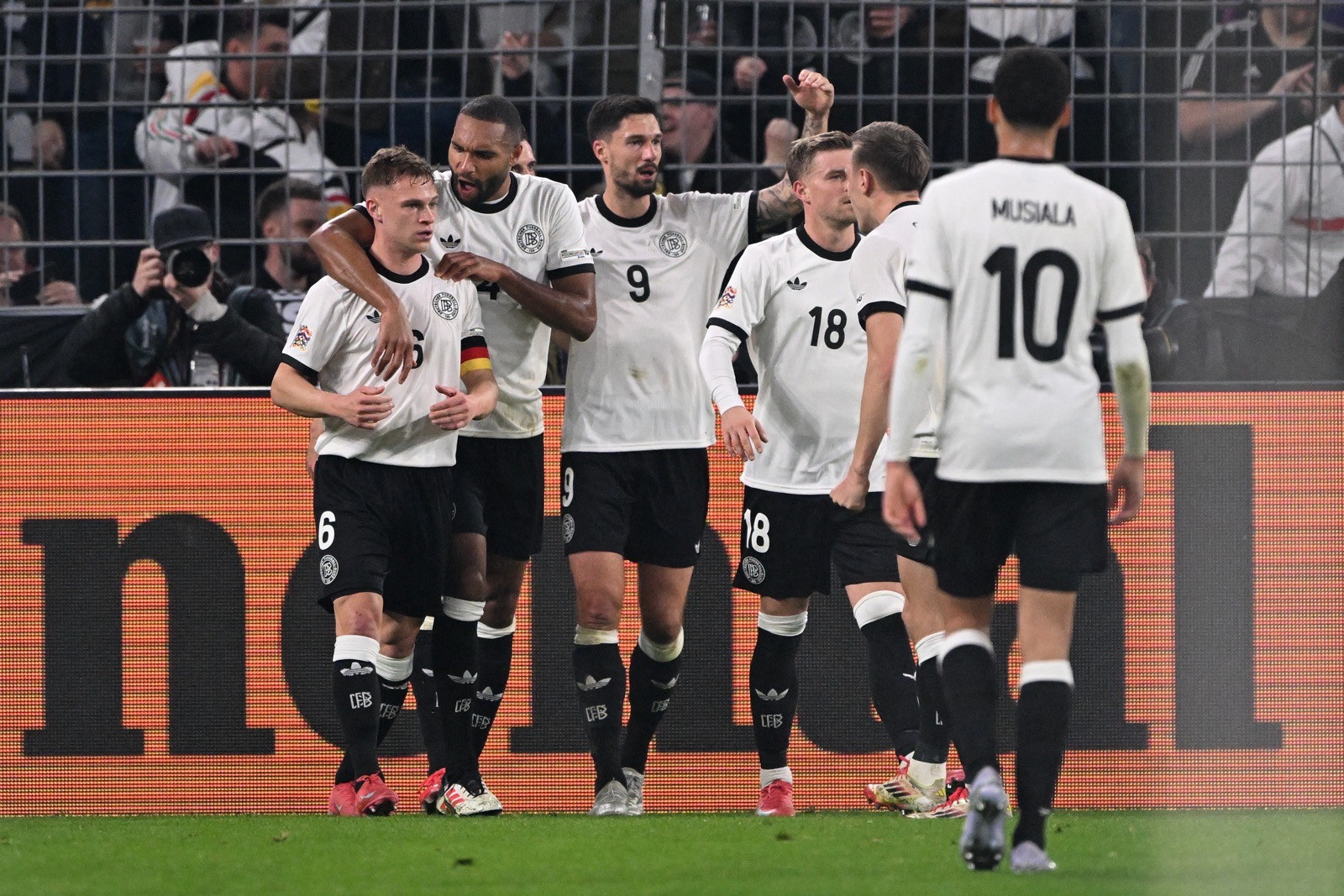 Joshua Kimmich trifft für Deutschland im Nations-League-Viertelfinale gegen Italien.