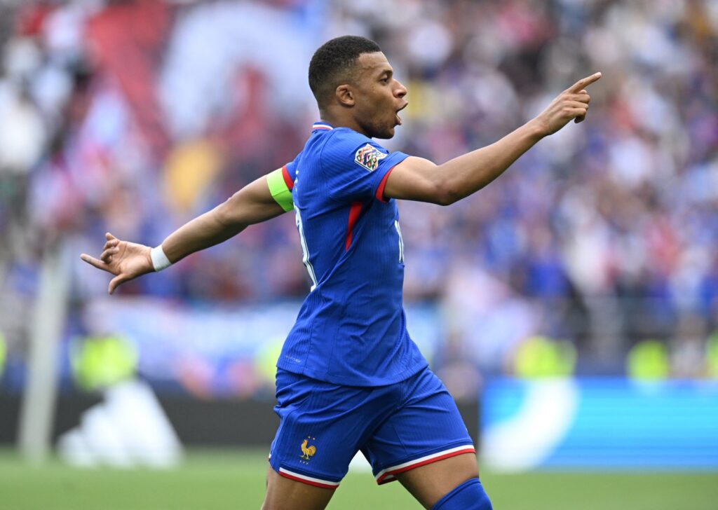 Der französische Stürmer Kylian Mbappe (#10) jubelt nach seinem Führungstor im Spiel um den dritten Platz der UEFA Nations League zwischen Deutschland und Frankreich am 8. Juni 2025 in Stuttgart, Südwestdeutschland. (Foto: THOMAS KIENZLE / AFP)