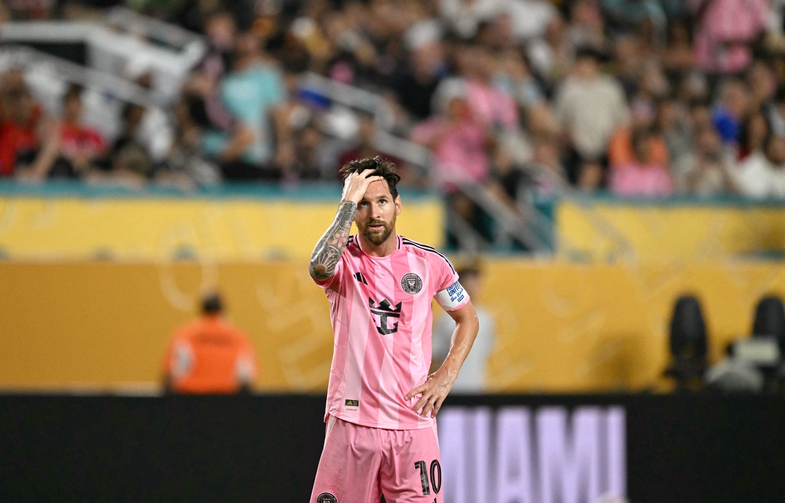 Der argentinische Stürmer Lionel Messi (#10) von Inter Miami gestikuliert während des Fußballspiels der Gruppe A der Klub-Weltmeisterschaft 2025 zwischen Al-Ahly aus Ägypten und Inter Miami aus den USA im Hard Rock Stadion in Miami am 14. Juni 2025. (Foto: PATRICIA DE MELO MOREIRA / AFP)