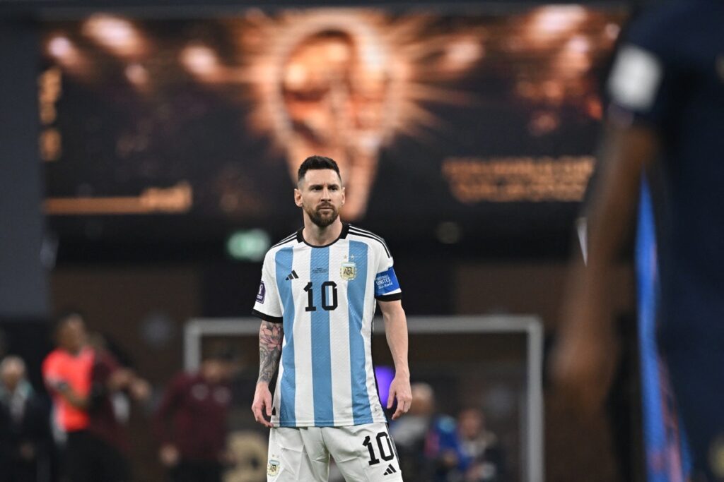Der argentinische Stürmer Lionel Messi (Nr. 10) steht vor Beginn des Finales der Fußball-Weltmeisterschaft 2022 zwischen Argentinien und Frankreich im Lusail-Stadion in Lusail nördlich von Doha am 18. Dezember 2022 auf dem Spielfeld. (Foto: Paul ELLIS / AFP)