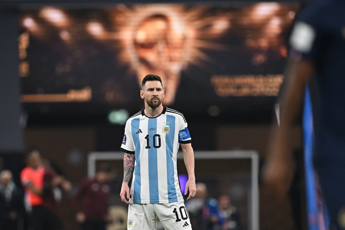 Der argentinische Stürmer Lionel Messi (Nr. 10) steht vor Beginn des Finales der Fußball-Weltmeisterschaft 2022 zwischen Argentinien und Frankreich im Lusail-Stadion in Lusail nördlich von Doha am 18. Dezember 2022 auf dem Spielfeld. (Foto: Paul ELLIS / AFP)