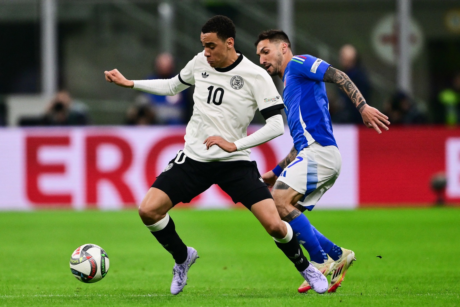 Jamal Musiala im DFB-Trikot beim Nations-League-Viertelfinale gegen Italien 2025.
