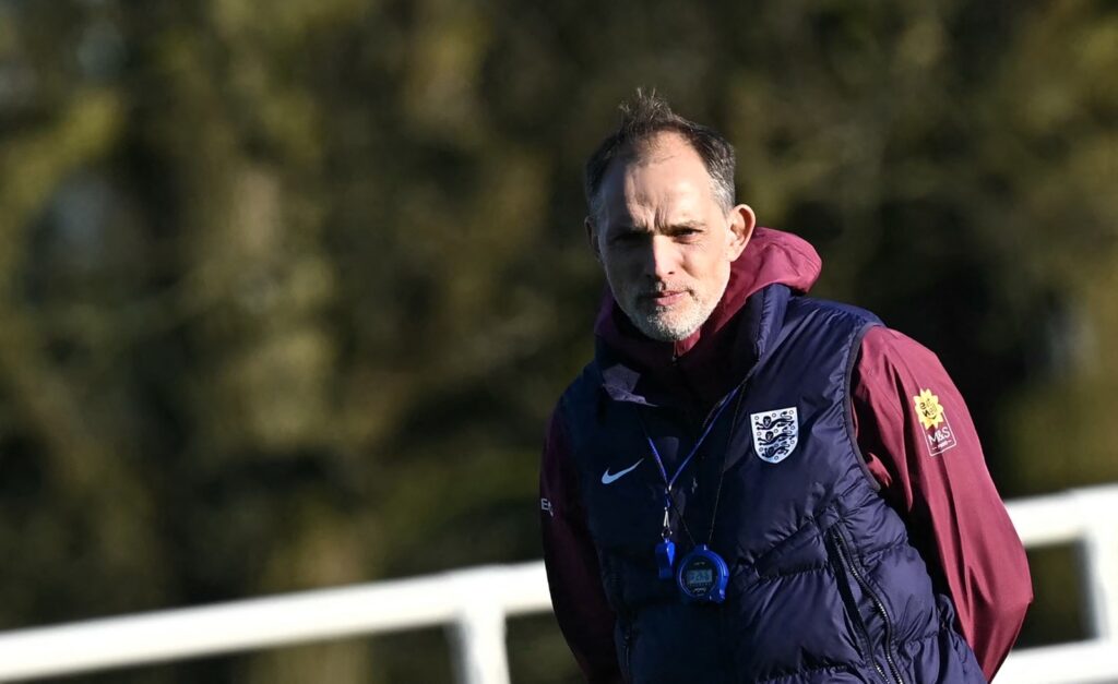 Der deutsche Cheftrainer der englischen Nationalmannschaft, Thomas Tuchel, reagiert während einer Trainingseinheit im St. George's Park in Burton-on-Trent, Mittelengland, am 18. März 2025 vor den Fußballspielen der UEFA-WM-Qualifikationsgruppe K gegen Albanien am 21. März und Lettland am 26. März. (Foto: Paul ELLIS / AFP) 