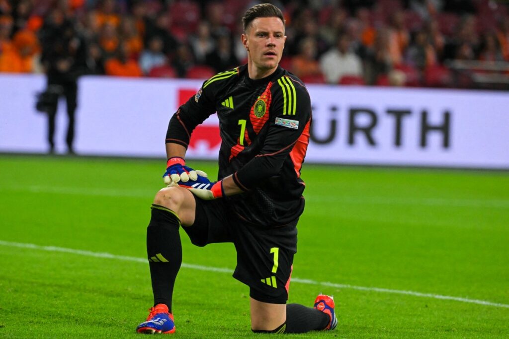 Deutschlands Torhüter Nr. 1 Marc-Andre Ter Stegen beobachtet das UEFA Nations League-Fußballspiel zwischen den Niederlanden und Deutschland in der Johan Cruyff Arena in Amsterdam am 10. September 2024. (Foto: NICOLAS TUCAT / AFP)