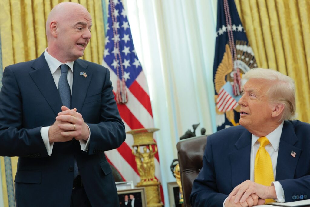 WASHINGTON, DC – 7. MÄRZ: Der Präsident der Fédération Internationale de Fußball Association (FIFA), Gianni Infantino, spricht neben US-Präsident Donald Trump, während dieser am 7. März 2025 im Oval Office des Weißen Hauses in Washington, DC, eine Durchführungsverordnung unterzeichnet. Präsident Trump unterzeichnete eine Durchführungsverordnung zur Einrichtung einer Task Force des Weißen Hauses für die Weltmeisterschaft 2026. Anna Moneymaker/Getty Bilds/AFP (Foto: Anna Moneymaker / GETTY IMAGES NORTH AMERICA / Getty Bilds via AFP)