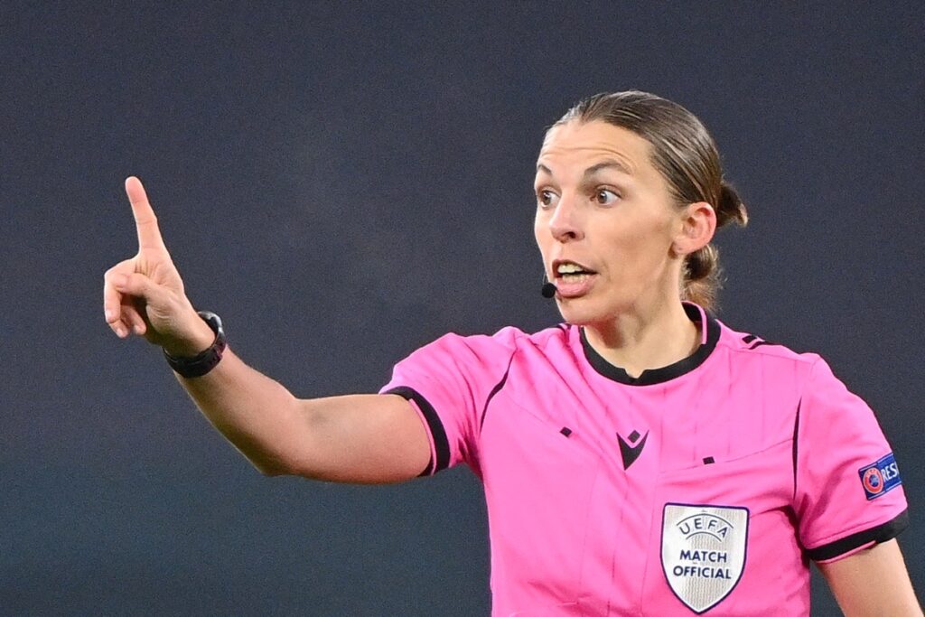 Die französische Schiedsrichterin Stéphanie Frappart gibt während des Fußballspiels der UEFA Champions League in Gruppe G zwischen Juventus Turin und Dynamo Kiew am 2. Dezember 2020 im Juventus-Stadion in Turin Anweisungen. (Foto: Vincenzo PINTO / AFP)