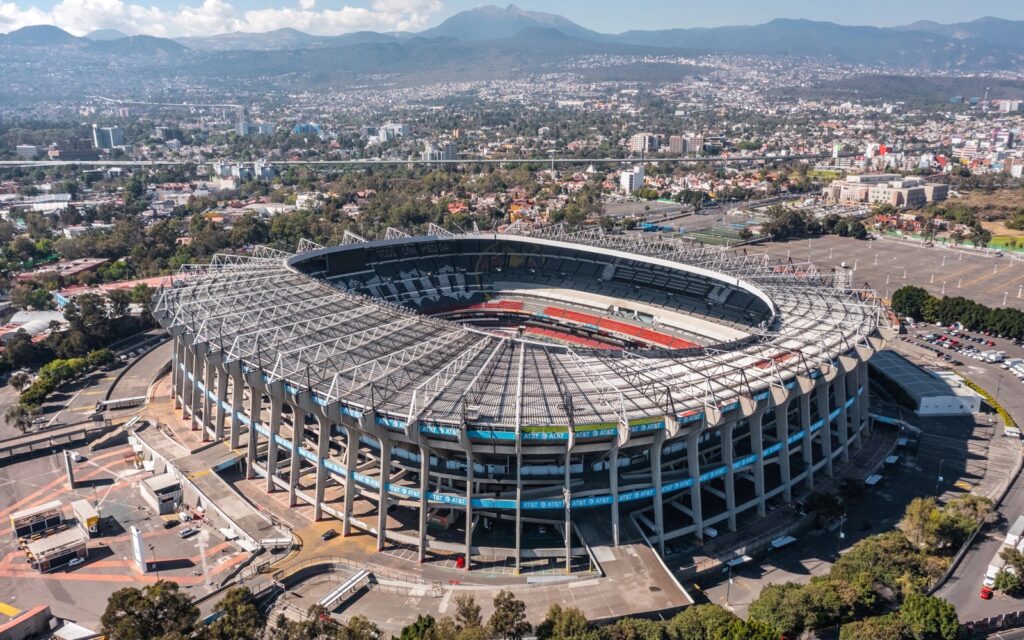 Das Eröffnungsspiel der WM 2026 wird im Estadio Azteca in Mexiko-Stadt, offiziell Estadio Banorte, ausgetragen.