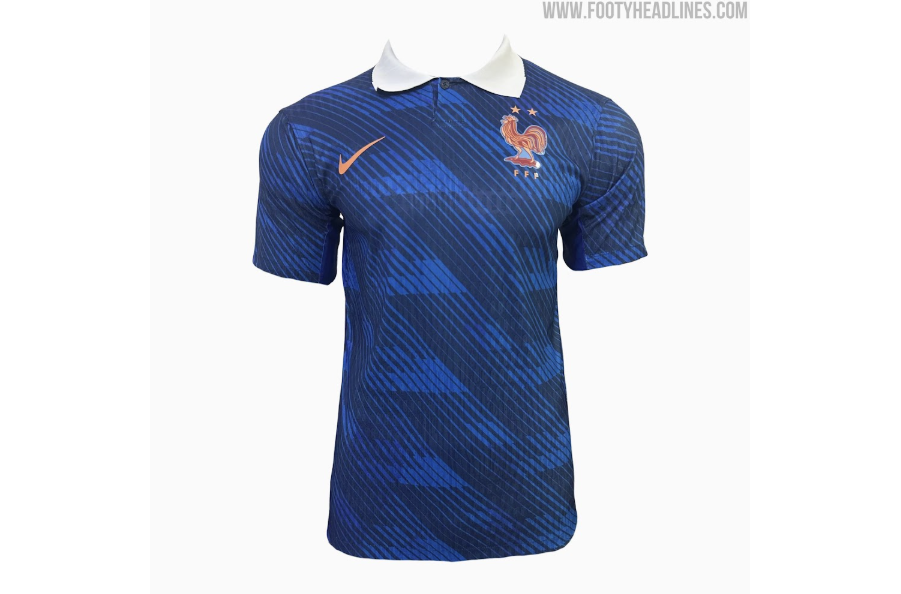 Frankreichs Heimtrikot für die WM 2026 kombiniert „Game Royal“ mit kupferfarbenen Details und einem All-over-FFF-Muster. Quelle: <a href="https://www.footyheadlines.com/2025/02/france-2026-home-kit.html">Footy Headlines</a>