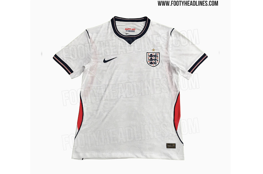 Englands Heimtrikot für die WM 2026 bleibt klassisch in Weiß, ergänzt durch feine Jacquard-Strukturen, rote Seiteneinsätze und den „HAPPY AND GLORIOUS“-Schriftzug im Kragen. Quelle: <a href="https://www.footyheadlines.com/2025/09/exclusive-england-2026-world-cup-home.html">Footy Headlines</a>