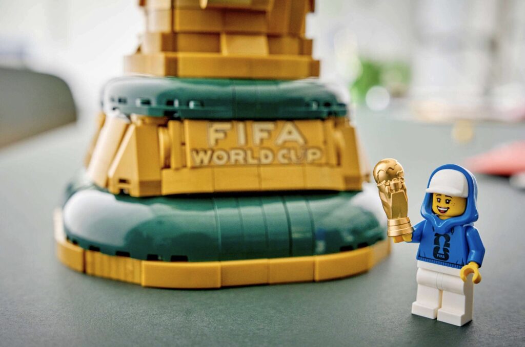LEGO baut den WM 2026 Pokal nach - Wie sieht der WM Lego Pokal aus? 