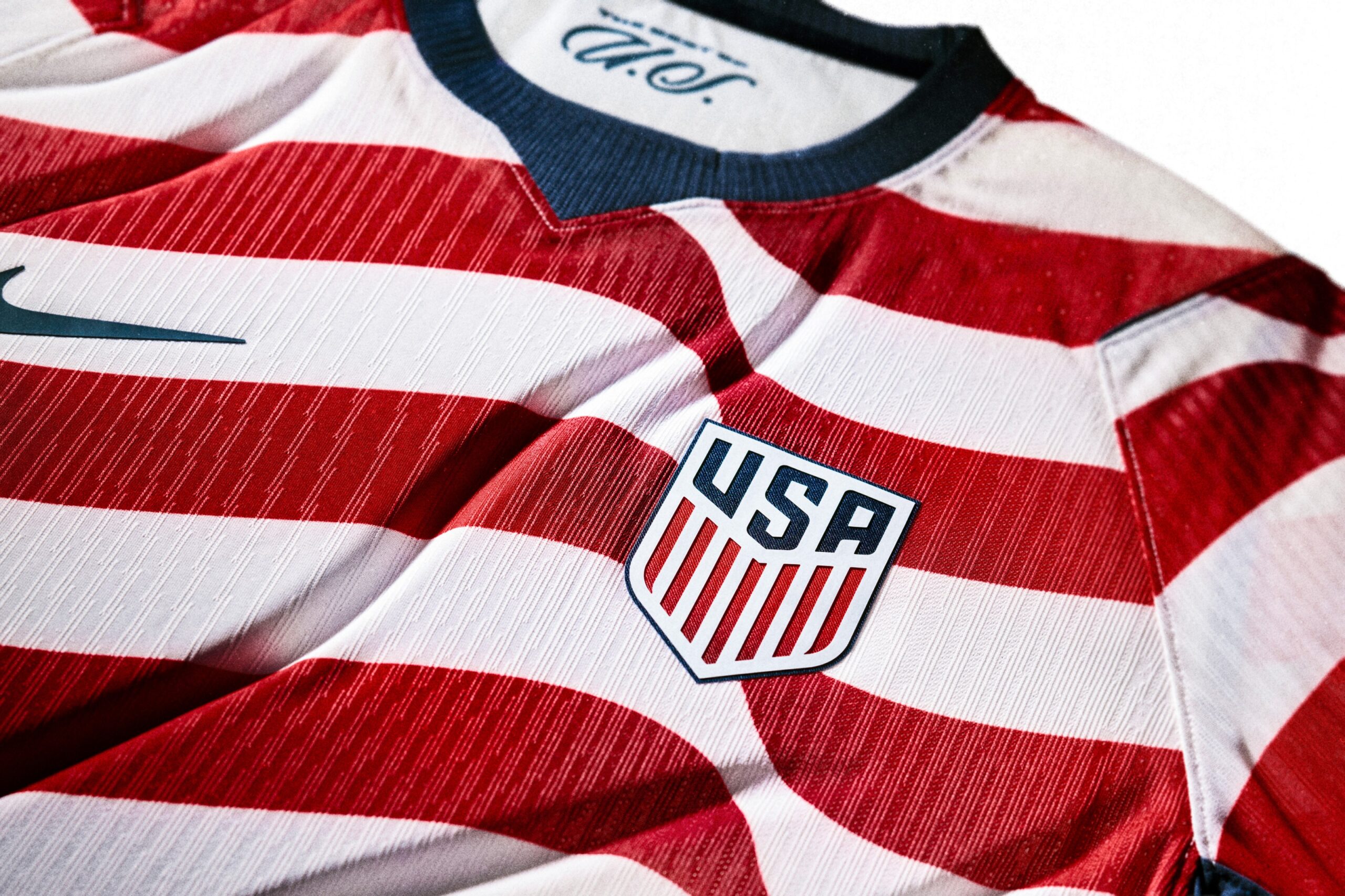 Das USA Home Kit 2026 interpretiert die Stars and Stripes mit verzerrten Streifen und Farbverläufen neu und verbindet amerikanische Symbolik mit modernem Fußball-Design. Quelle: Nike.