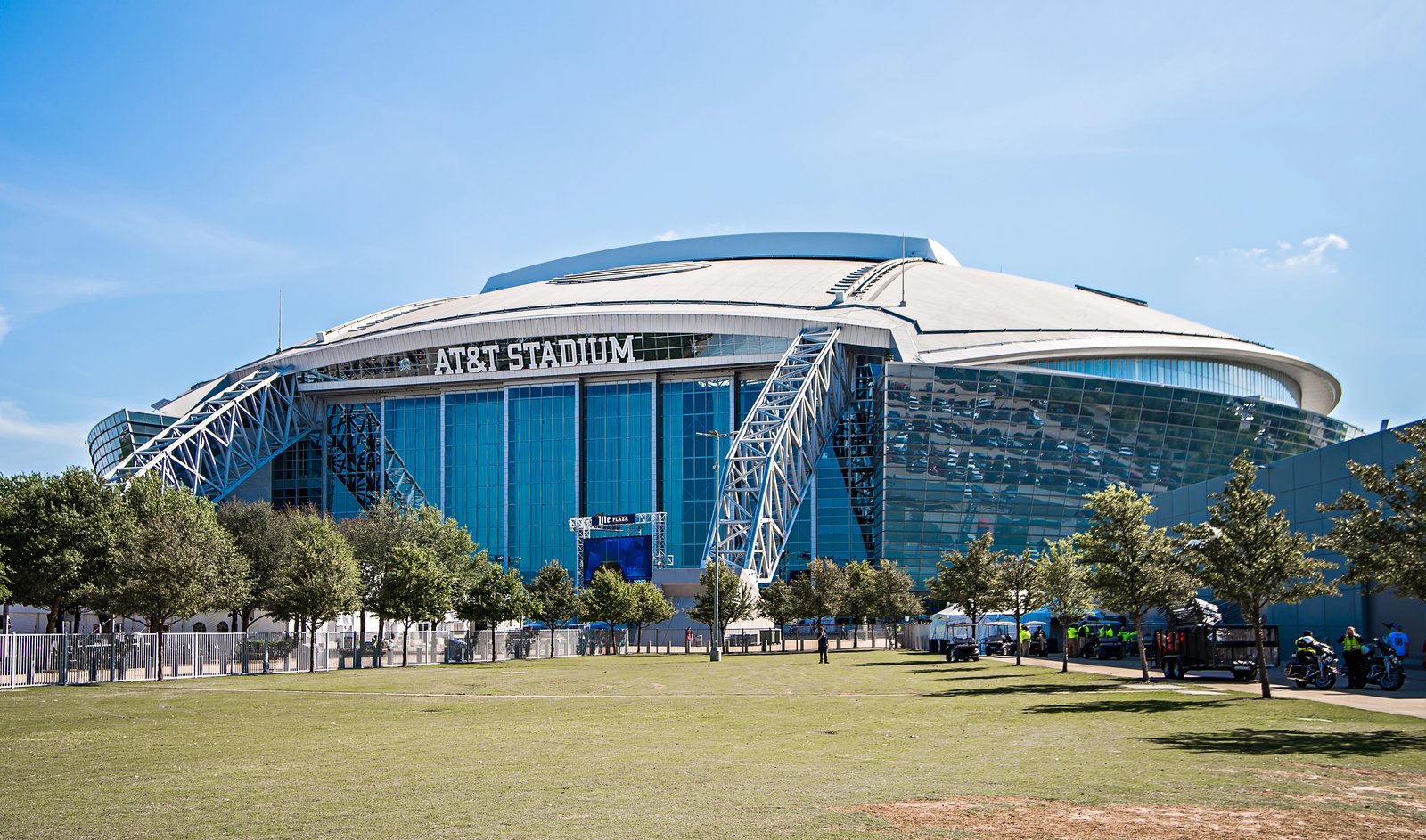 Das AT&T Stadion in Arlington bei Dallas, USA – Außenansicht des Austragungsorts der FIFA Fußball-Weltmeisterschaft 2026. Das imposante Stadion mit seinem charakteristischen Bogendach ist Heimstätte der Dallas Cowboys (NFL). (© Depositphotos)