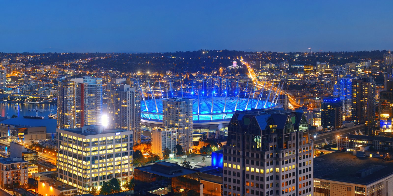 Das BC Place Stadion in Vancouver, Kanada – Außenansicht des Austragungsorts der FIFA Fußball-Weltmeisterschaft 2026. Das Stadion mit seinem charakteristischen weißen Klappdach ist Heimstätte des Vancouver Whitecaps FC (MLS). (© Depositphotos)