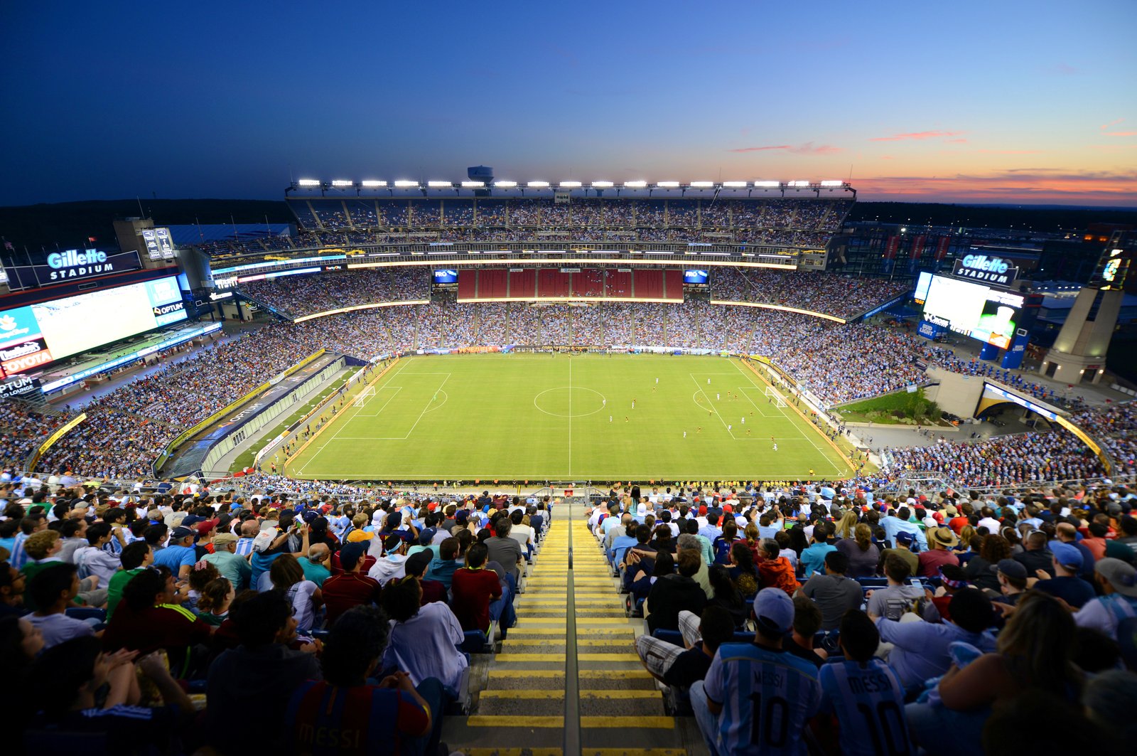Das Gillette Stadium in Foxborough bei Boston, USA – Innenansicht des Austragungsorts der FIFA Fußball-Weltmeisterschaft 2026 mit Blick auf das Spielfeld und die Tribünen. (Copyright Depositphotos.com)