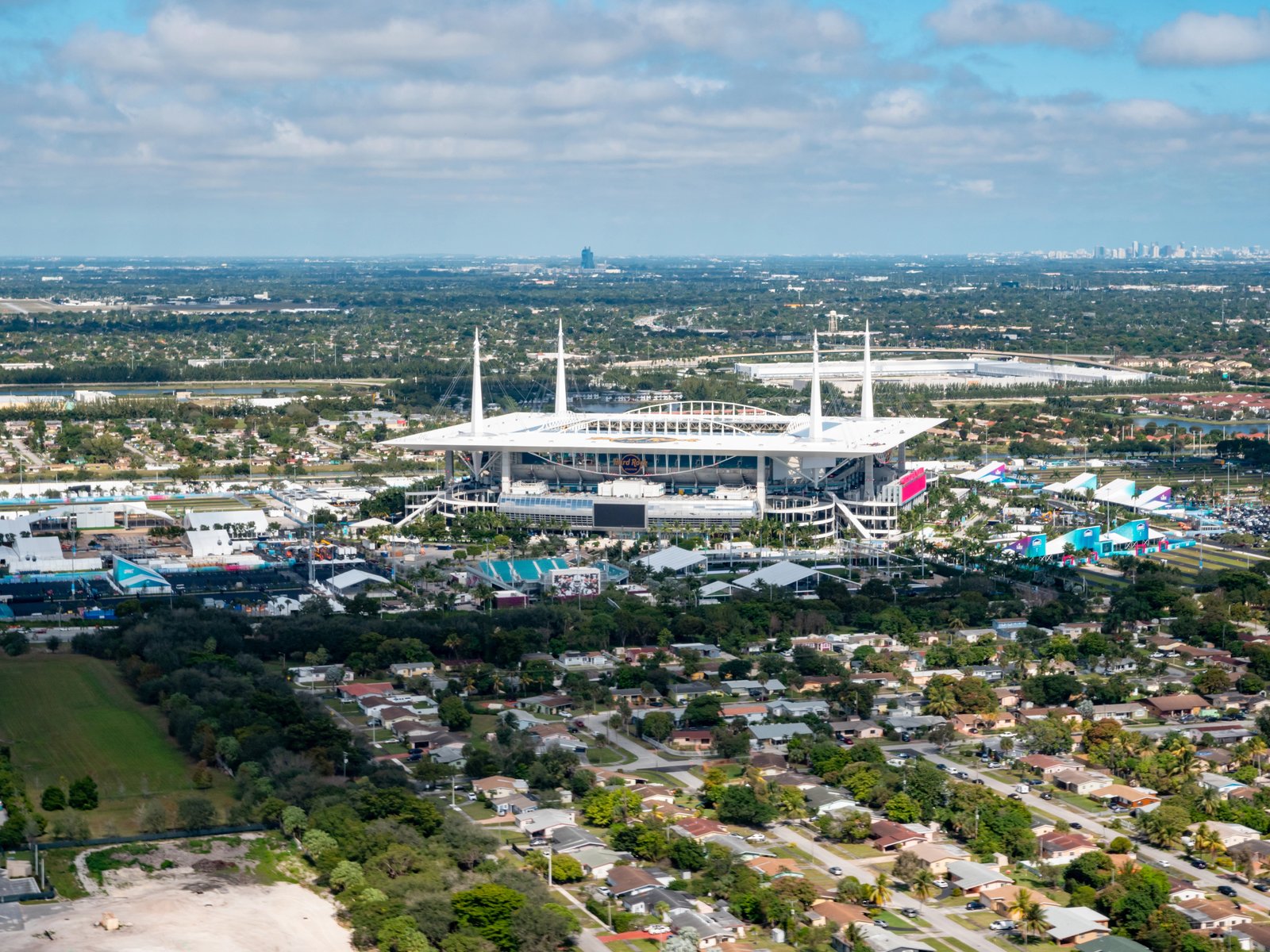 Das Hard Rock Stadion in Miami Gardens, USA – Luftaufnahme des Austragungsorts der FIFA Fußball-Weltmeisterschaft 2026. Das Stadion liegt in Miami Gardens nördlich von Miami und ist Heimstätte der Miami Dolphins (NFL). (© Depositphotos)
