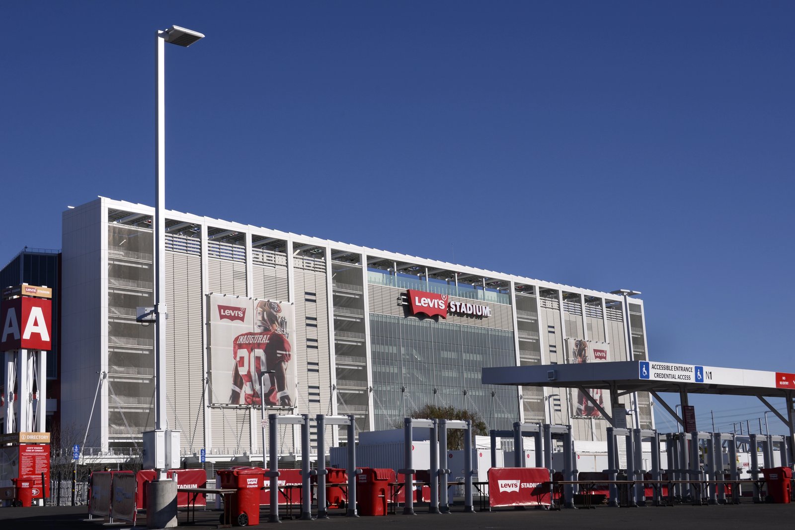 Das Levi's Stadion in Santa Clara (San Francisco Bay Area), USA – Außenansicht des Austragungsorts der FIFA Fußball-Weltmeisterschaft 2026. Das moderne Stadion ist Heimstätte der San Francisco 49ers (NFL) und liegt im Herzen des Silicon Valley. (© Depositphotos)
