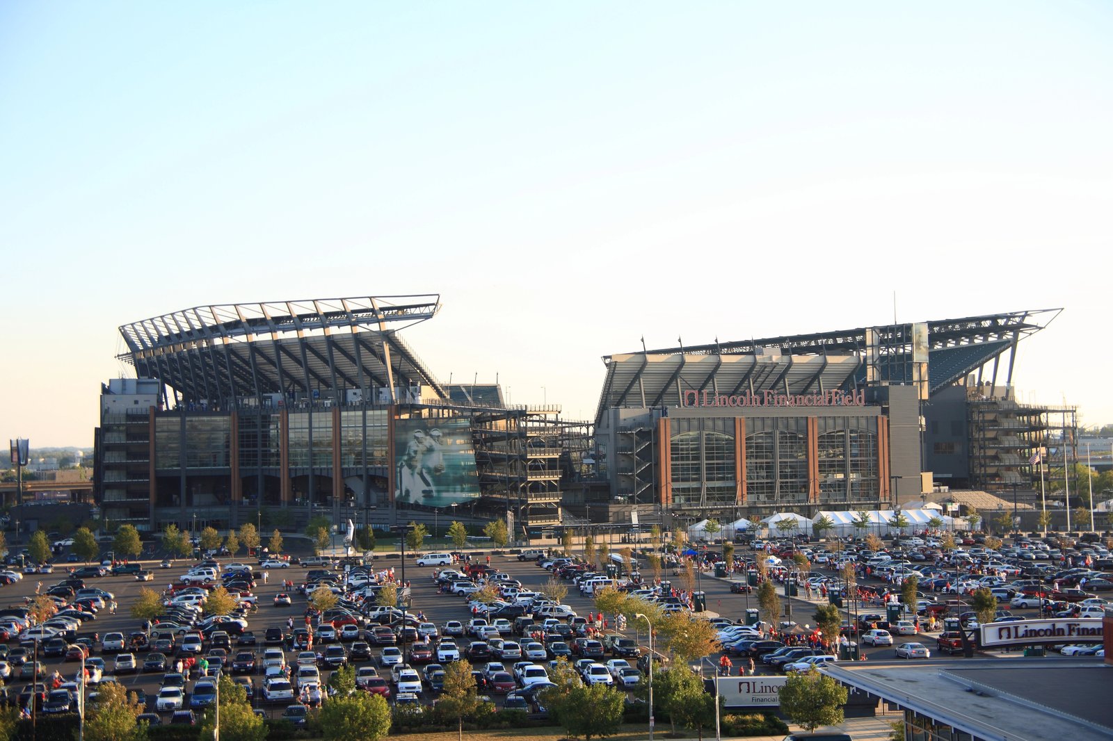 Das Lincoln Financial Field in Philadelphia, USA – Außenansicht des Austragungsorts der FIFA Fußball-Weltmeisterschaft 2026. Das Stadion ist Heimstätte der Philadelphia Eagles (NFL). (© Depositphotos)
