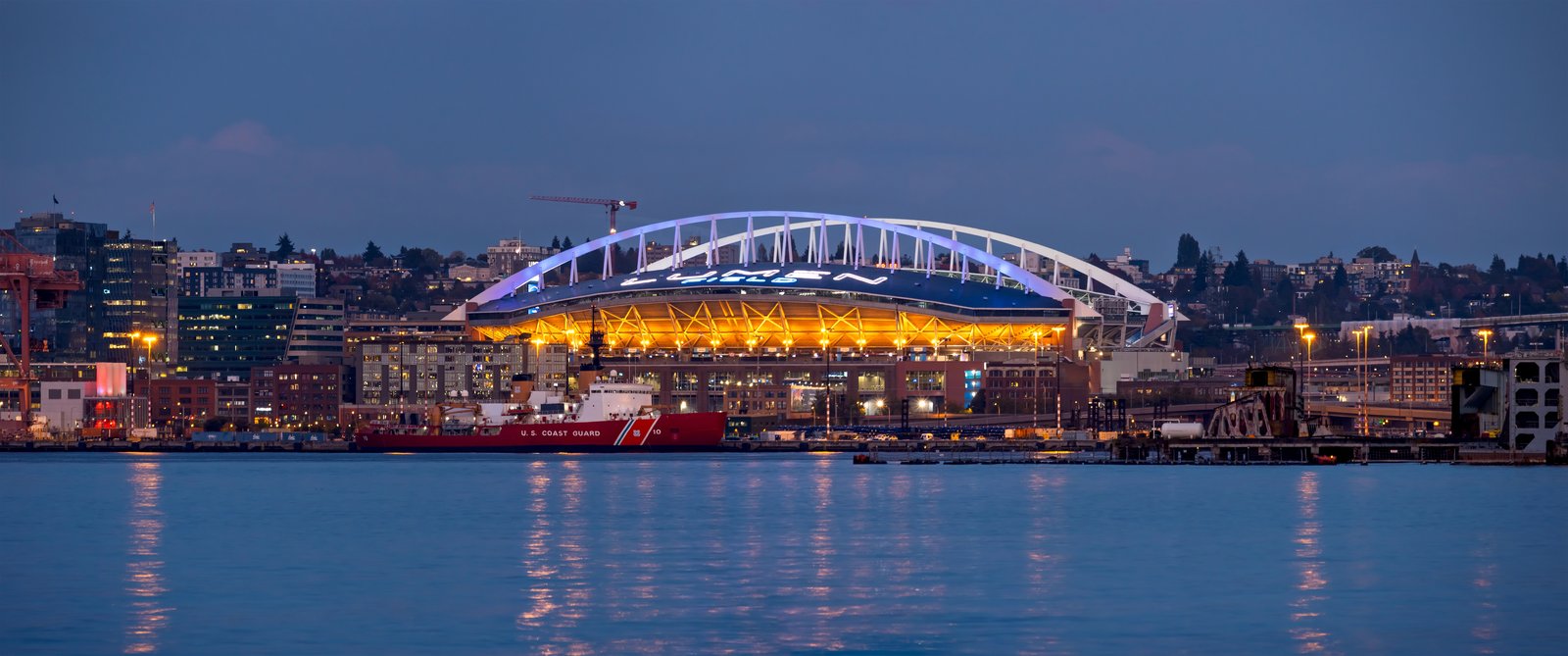 Das Lumen Field in Seattle, USA – Außenansicht des Austragungsorts der FIFA Fußball-Weltmeisterschaft 2026. Das Stadion am Elliott Bay ist Heimstätte der Seattle Seahawks (NFL) und Seattle Sounders (MLS). (© Depositphotos)