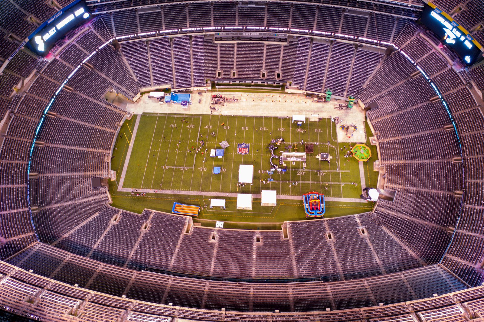 Das MetLife Stadium in East Rutherford (New York/New Jersey), USA – Vogelperspektive auf das Innere des WM-2026-Finalstadions mit seinem symmetrischen Innenring. (Copyright Depositphotos.com)