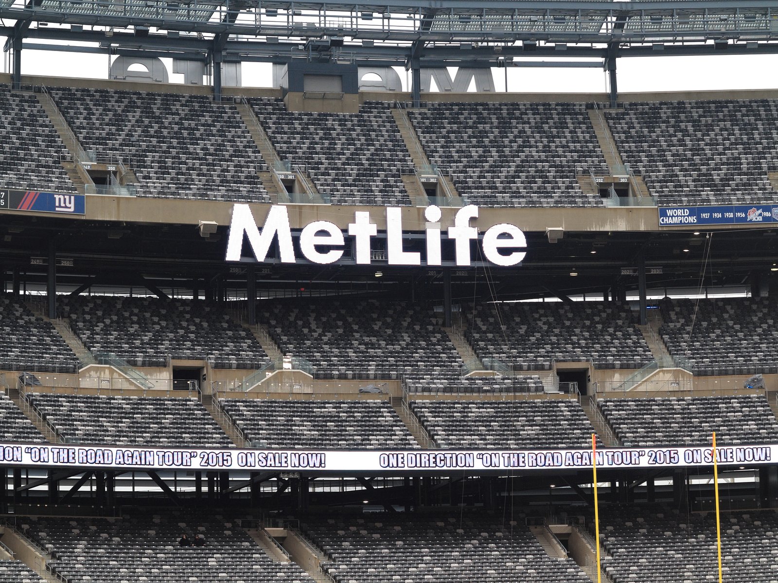 Das MetLife Stadium in East Rutherford (New York/New Jersey), USA – Innenansicht mit Blick auf das Spielfeld. Das Stadion ist Heimstätte der New York Giants und New York Jets (NFL). (Copyright Depositphotos.com)