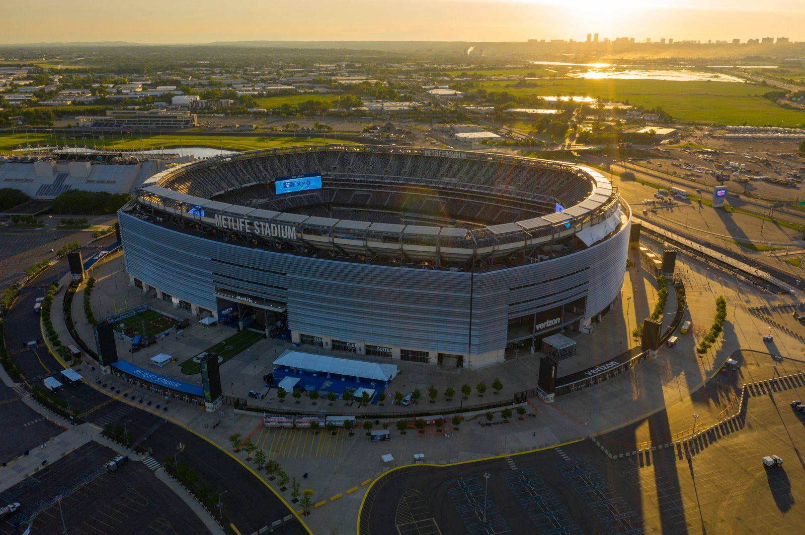 Das MetLife Stadion in East Rutherford (New York/New Jersey), USA – Luftaufnahme des WM-2026-Finalstadions. Das größte Stadion aller WM-2026-Spielorte fasst über 82.000 Zuschauer. (© Depositphotos)