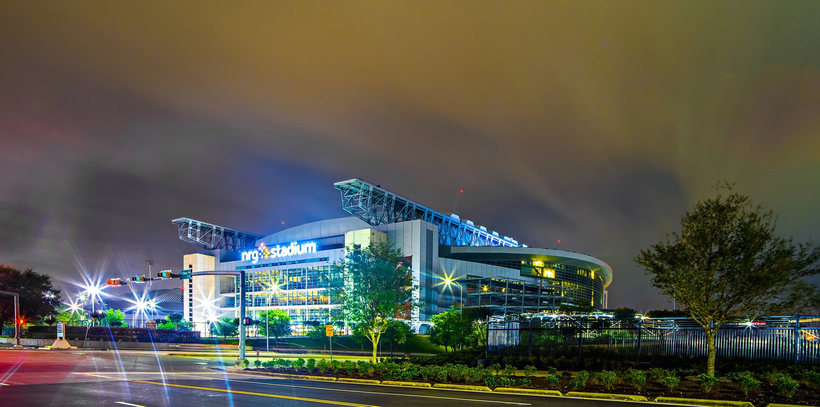 Das NRG Stadion in Houston, USA – nächtliche Außenansicht des Austragungsorts der FIFA Fußball-Weltmeisterschaft 2026. Das Stadion mit seinem charakteristischen Klappdach ist Heimstätte der Houston Texans (NFL). (© Depositphotos)