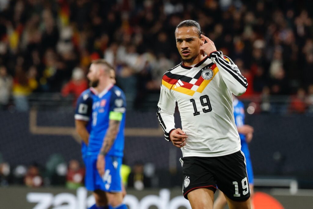 Der deutsche Mittelfeldspieler Leroy Sané (Nr. 19) jubelt nach dem 3:0-Treffer für seine Mannschaft beim Fußballspiel der Gruppe A der FIFA-WM-Qualifikation 2026 zwischen Deutschland und der Slowakei am 17. November 2025 in Leipzig, Ostdeutschland. (Foto: Odd ANDERSEN / AFP)