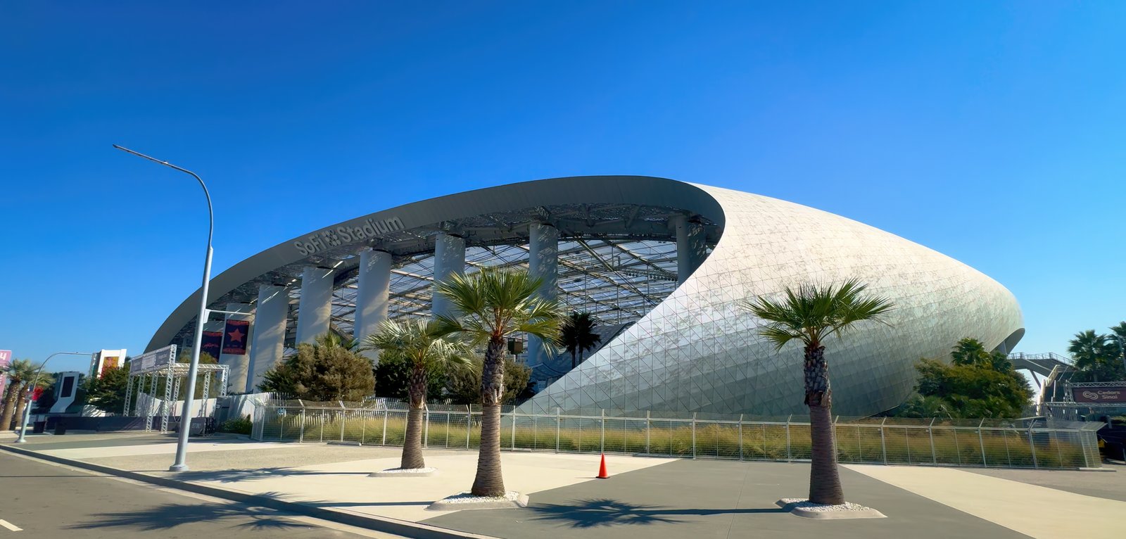 Das SoFi Stadion in Inglewood bei Los Angeles, USA – Außenansicht des Austragungsorts der FIFA Fußball-Weltmeisterschaft 2026. Das futuristische Stadion ist Heimstätte der Los Angeles Rams und Chargers (NFL). (© Depositphotos)